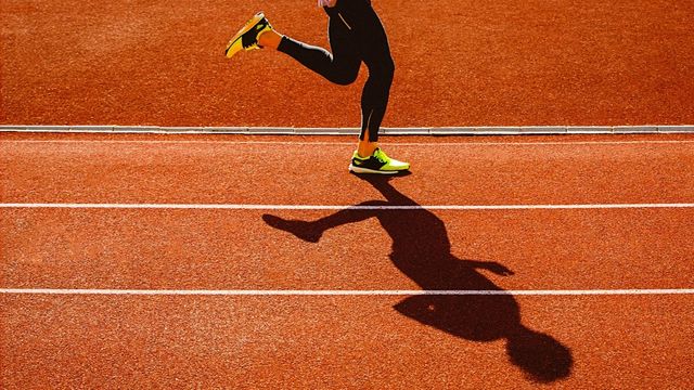 Ritmo de carrera en HYROX: cómo empezar sin pagarlo al final Atleta haciendo series en pista con los ritmos calculados por la calculadora VAM de pulxare